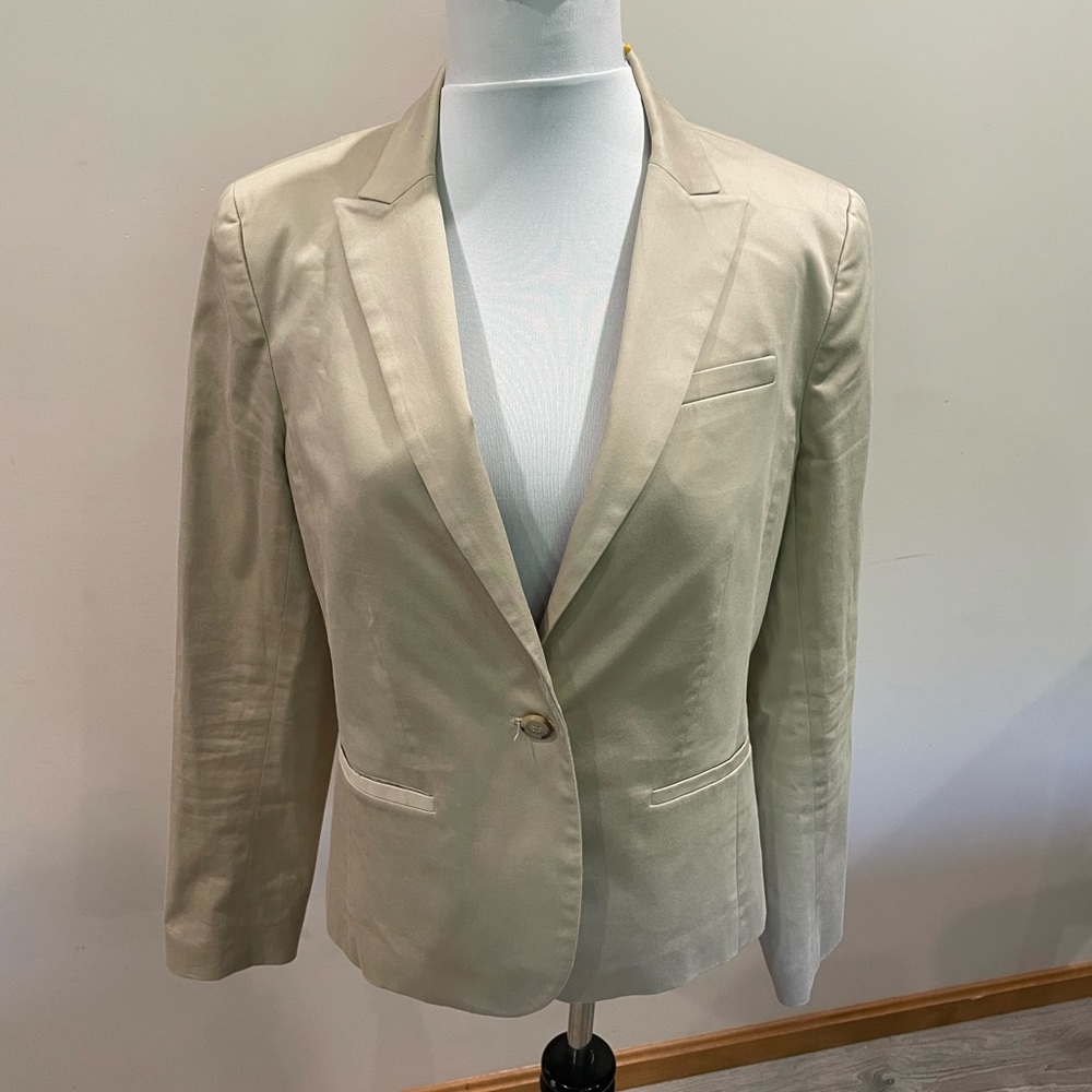 Banana Republic woman’s khaki blazer size 6